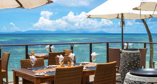 Coco de Mer & Black Parrot Suites : Restauration